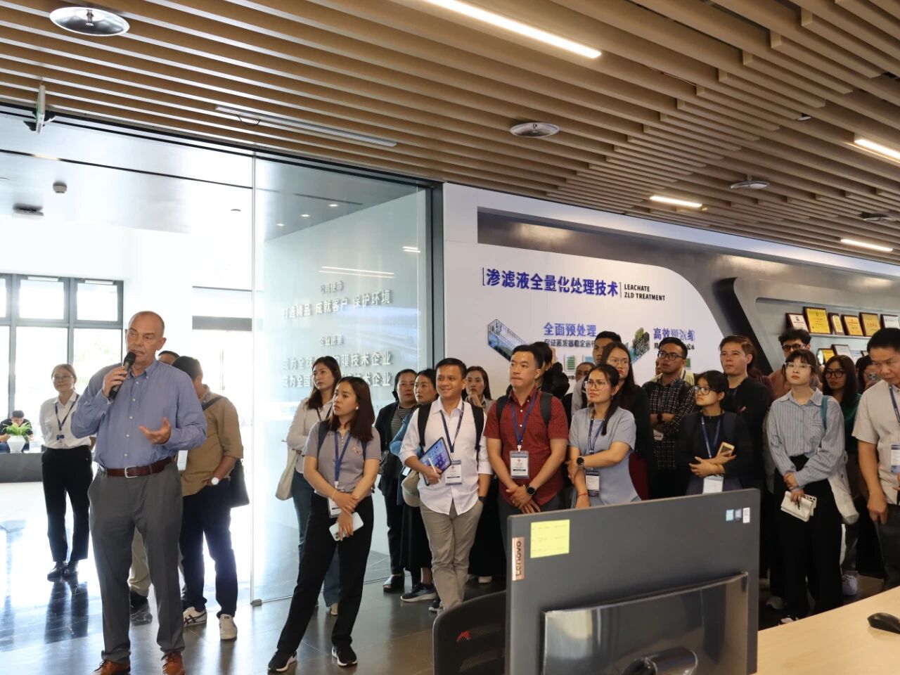 參觀(guān)嘉戎技術(shù)展廳 參觀(guān)嘉戎技術(shù)展廳