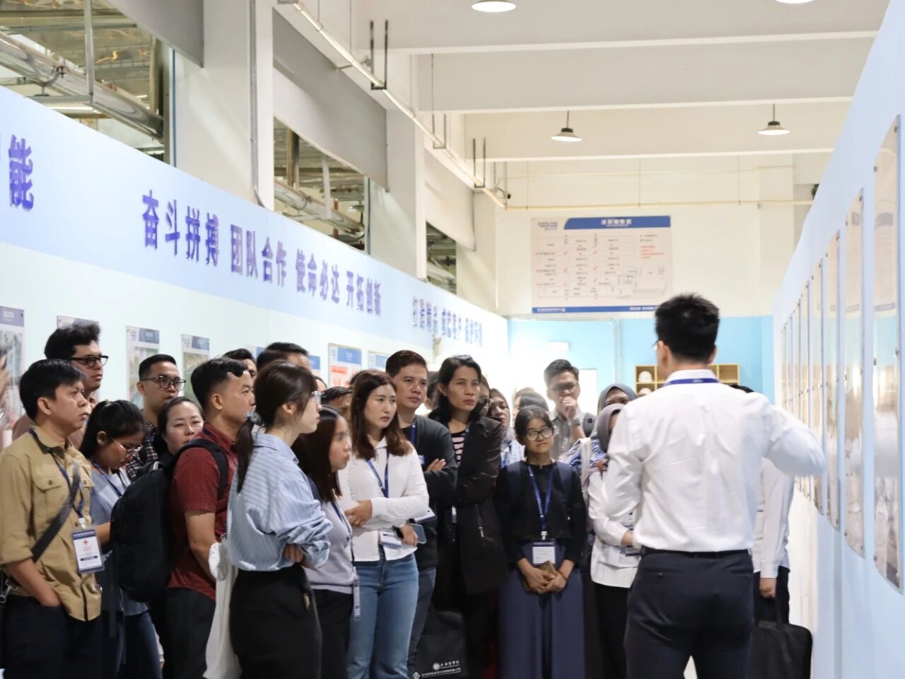 參觀(guān)生產(chǎn)車(chē)間 參觀(guān)生產(chǎn)車(chē)間